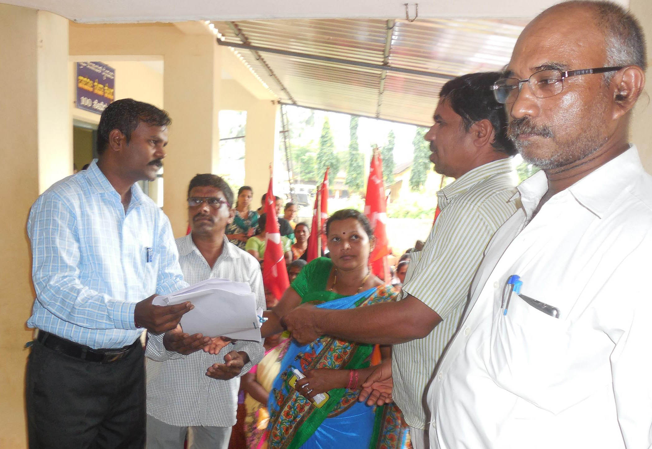 ನಿವೇಶನ ರಹಿತರಿಂದ ಭೂಮಿಹಕ್ಕಿಗಾಗಿ ಅರ್ಜಿ ಸಲ್ಲಿಕೆ